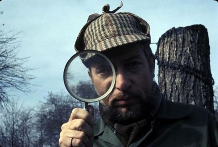 Bernard Heuvelmans pose en Sherlock Holmes