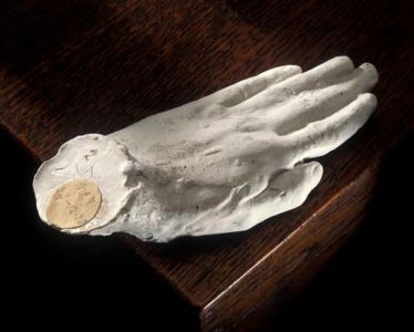 Moulage en plâtre de main attribuée à un ectoplasme
